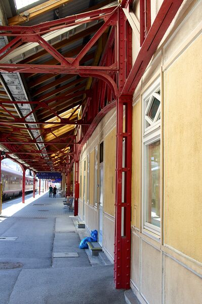 Datei:Inselbahnhof Selzthal (Mittelbahnsteig) DM-0600-2023-09-11.jpg