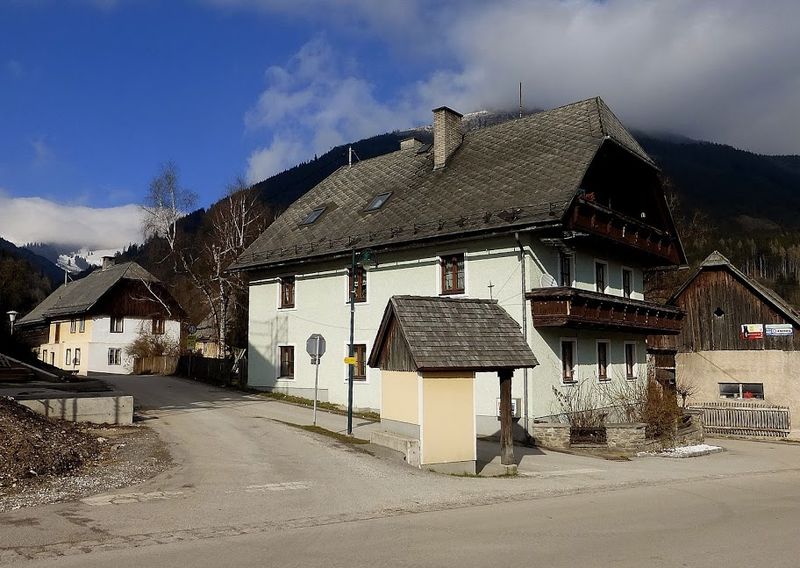 Datei:Habacher Schmiede u. Schneehuber.JPG