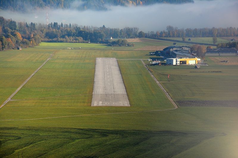 Datei:Alpenflugplatz Niederöblarn Anflug.jpg