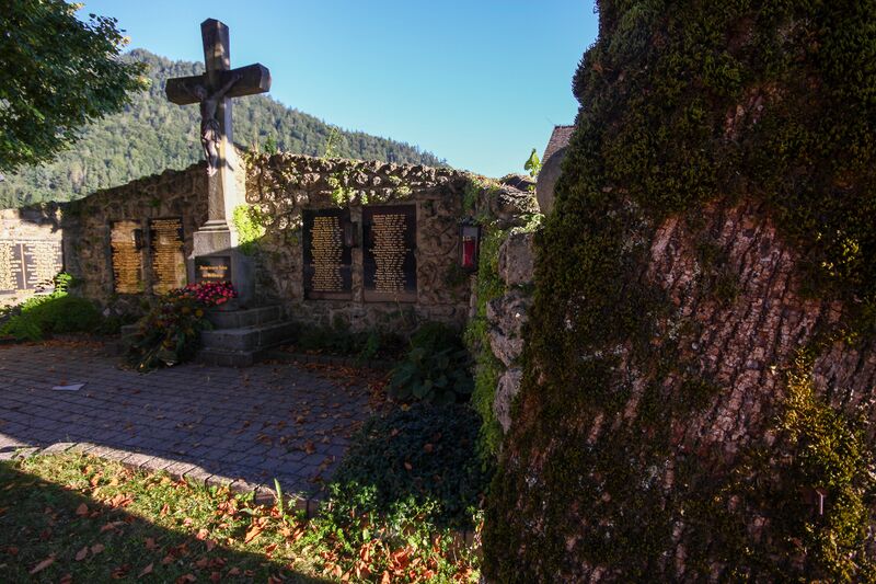 Datei:Kriegerdenkmal kirchenlandl-10-2012-08-20.jpg