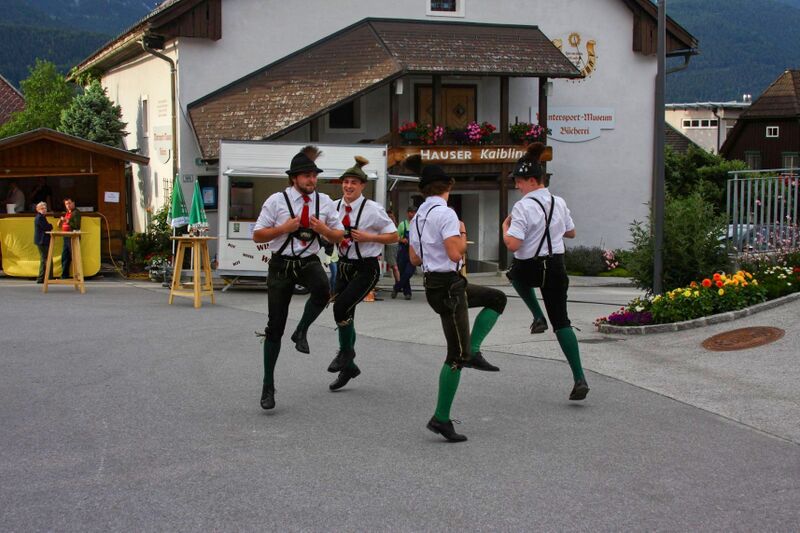 Datei:Schuhplattler weißenbach-haus 93592 2015-06-25.jpg