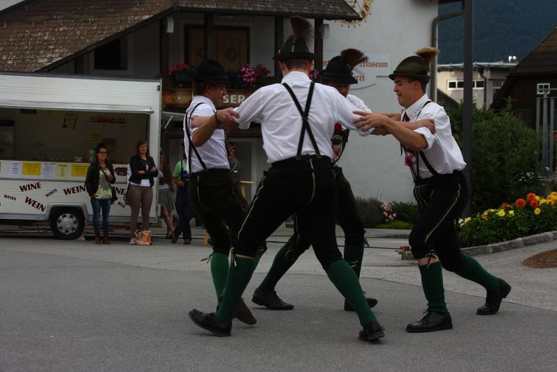 Datei:Schuhplattler weißenbach-haus 93620 2015-06-25.jpg