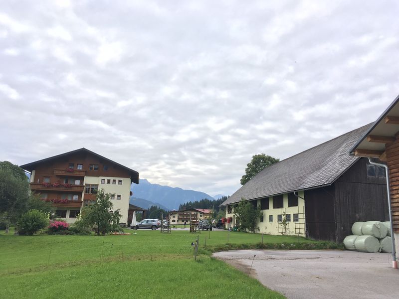 Datei:Moeslehnerhof haupthaus wirtschaftsgebauede.jpg