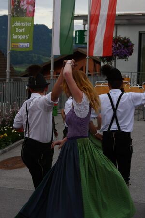 Schuhplattler weißenbach-haus 93681 2015-06-25.jpg