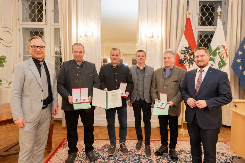 Datei:Geehrte der Lawinenkommission Wildalpen.jpg