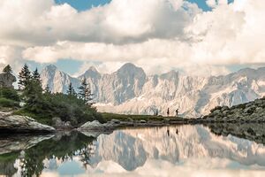 2013-09-06 Mittersee Spiegelsee mit Dachstein.jpg