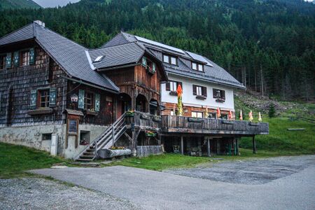 Kreutzerhütte katschtal 92627 2015-06-18.jpg