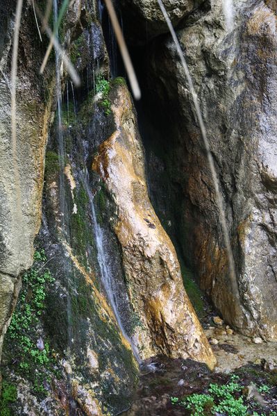 Datei:Pass-Stein-Straße wasserfälle 21044 2016-04-15.jpg