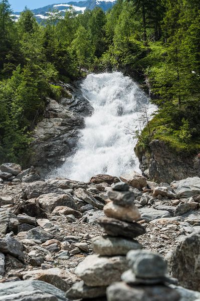 Datei:Wasserfall Saeusenbach.jpg
