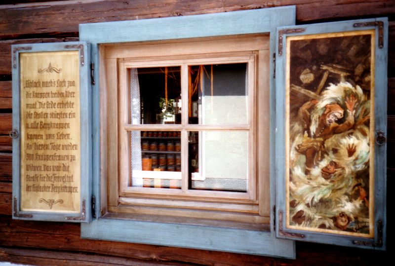 Datei:Fensterläden Knappenhaus Weitgasser2.jpg