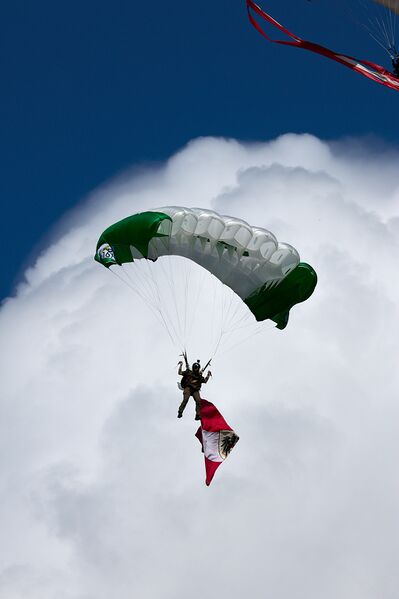 Datei:Paragleiter aigen-0990-2024-05-24.jpg