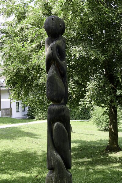 Datei:Umarmung skulptur-0305-2023-07-10.jpg