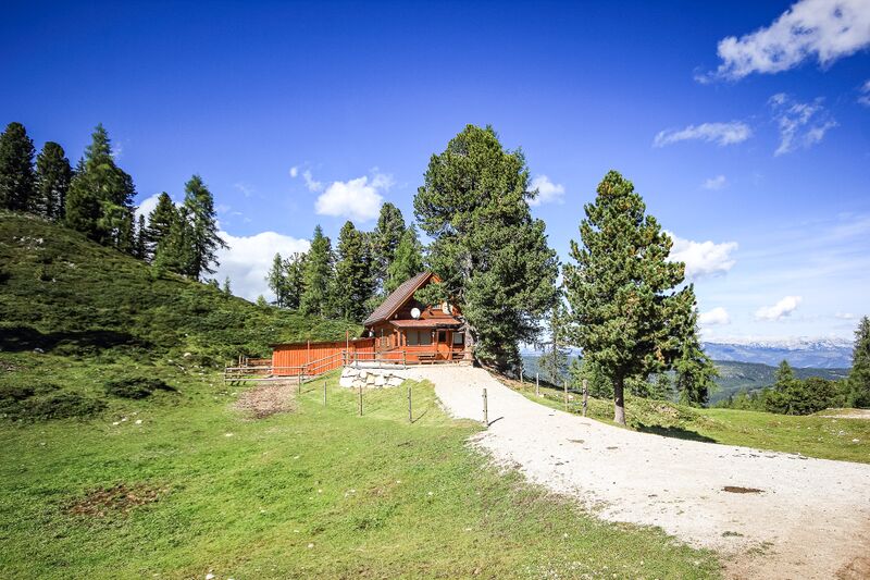 Datei:Rettungshundehütte stoder 09242 2019-09-10.jpg