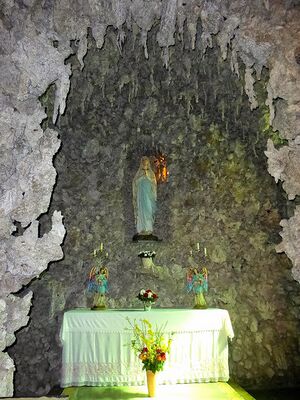 Lourdes-Grotte in der Klosterkirche.JPG