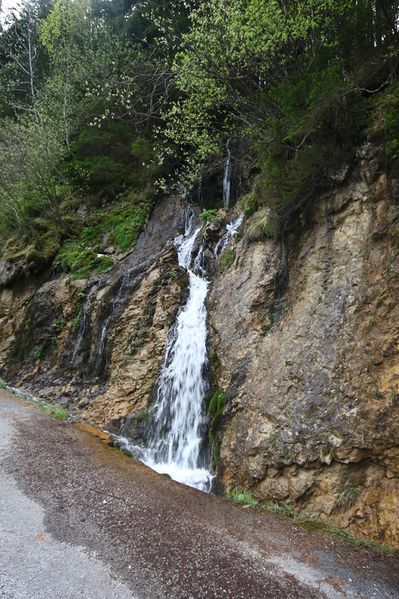 Datei:Pass-Stein-Straße wasserfälle 21041 2016-04-15.jpg