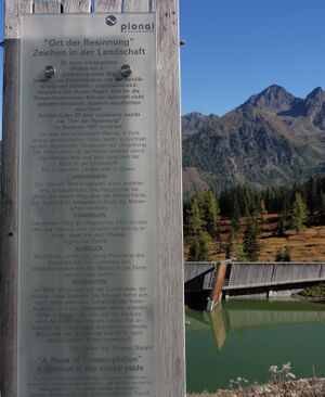 Tafel an der Meditationsstelle am Panoramaweg Planai.jpg