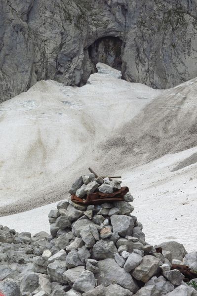Datei:Grimmingtor Jausengrube am Rand der Märchenwiese.jpg