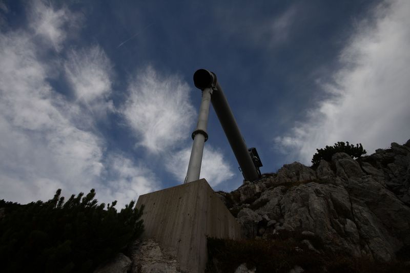 Datei:Lawinenstein sprengrohr 34455 2016-09-26.jpg