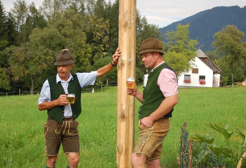 Datei:Maibaum-Umschneiden 00.JPG