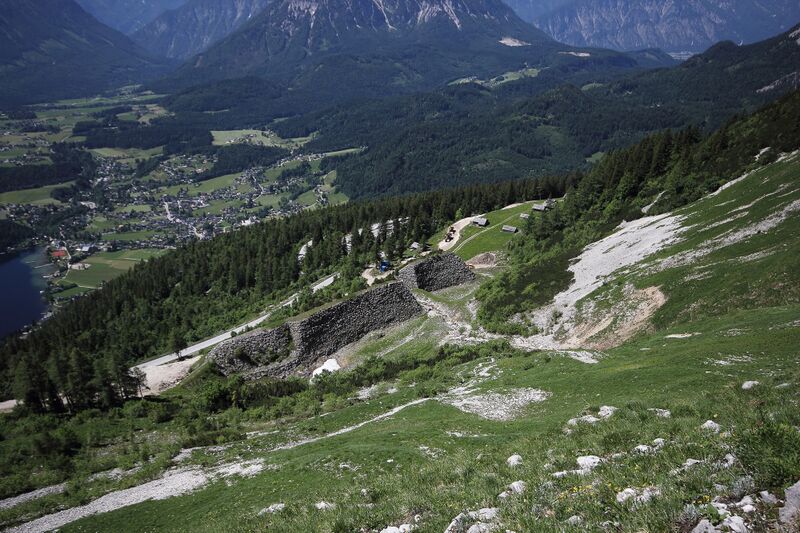Datei:Lawinenverbau loserstloserhütte 50999 2017-06-11.jpg