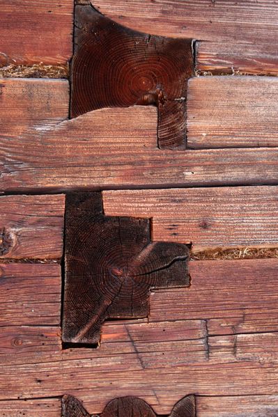 Datei:Quellbodenhütte-verzapfungen 31131 2013-11-19.jpg