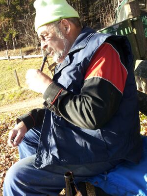 Holz mit Strick Fredl.jpg